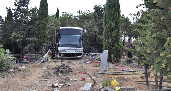 В Крыму автобус раздавил десяток могил 