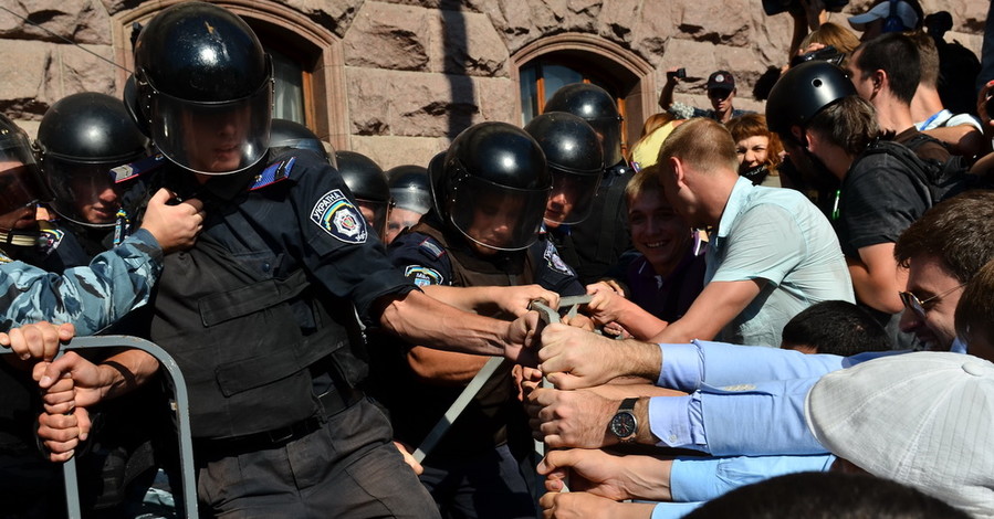 Под Киевсоветом ломают забор – 