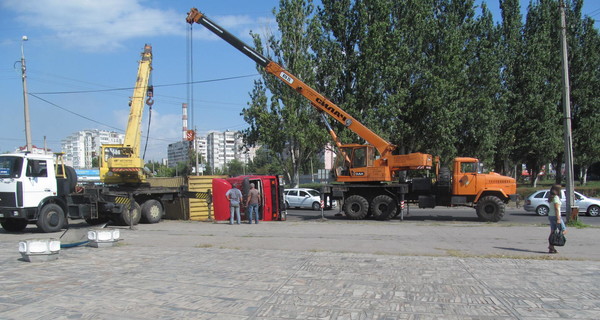 В Запорожье перевернувшийся грузовик перегородил Набережную