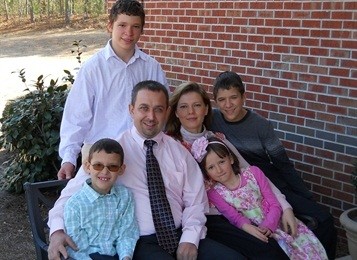 Украинский эмигрант посадил детей на привязь, подозревая их в отравлении жены