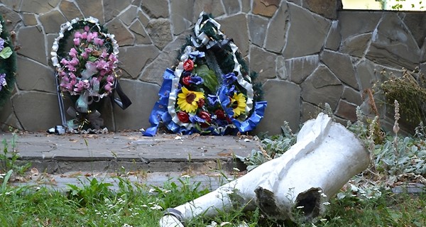 На Львовщине вандалы вдребезги разнесли памятник УПА