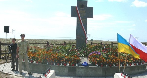 В Галичине установили памятник жертвам конной армии Буденного
