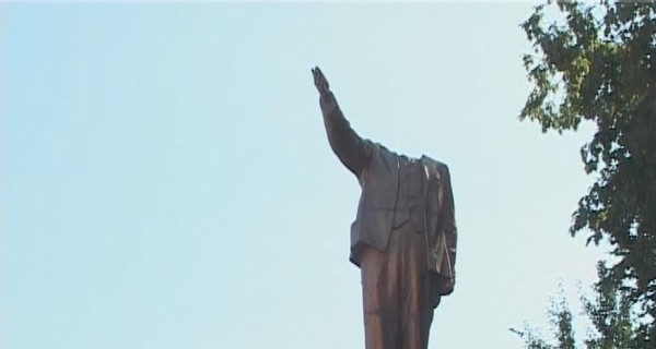 И полетели вожди: за одну ночь голову отбили Ленину и монументу УПА