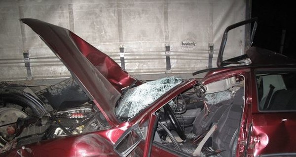 В Киеве Ford Sierra влетел под грузовик: есть жертвы