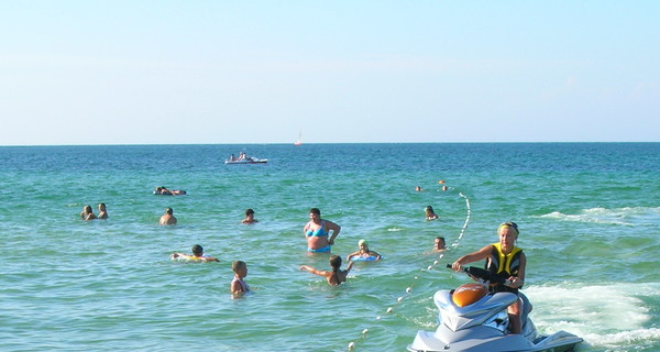 Водные скутеры в Крыму запретили, а они все равно по головам носятся 