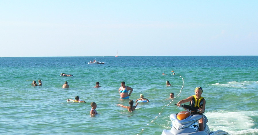 Водные скутеры в Крыму запретили, а они все равно по головам носятся 