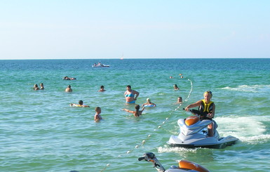 Водные скутеры в Крыму запретили, а они все равно по головам носятся 