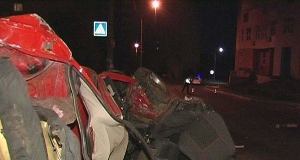 В Киеве BMW со всего маху врезался в столб: погибли двое