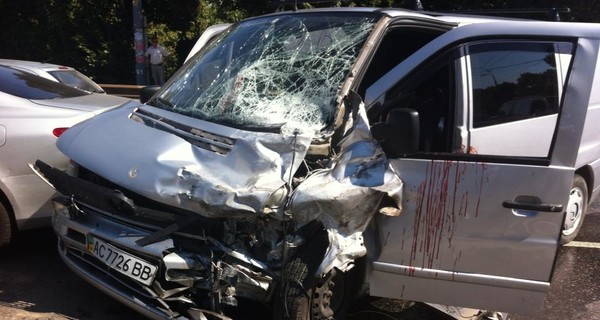 В Киеве водитель Infiniti устроил масштабную аварию: две машины всмятку, одна залита кровью