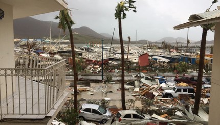 На Карибы обрушился сильнейший шторм, дома уносило водой