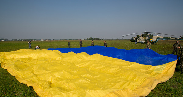 Над Львовской областью появился гигантский сине-желтый флаг