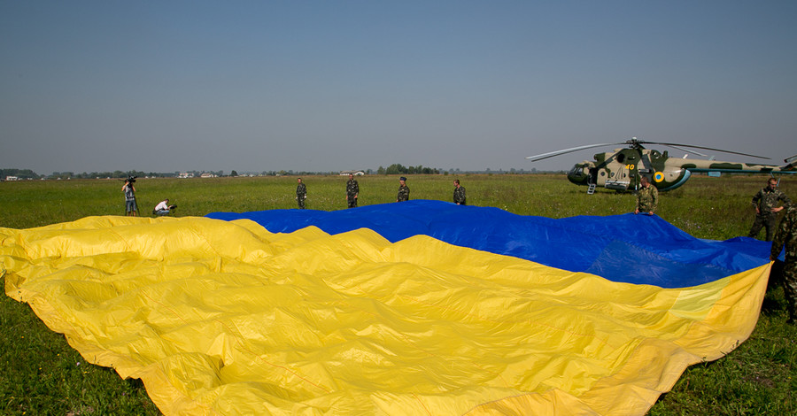 Над Львовской областью появился гигантский сине-желтый флаг