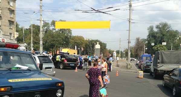 В Днепропетровске водитель запустил в беркутовца банкой пива, врезался в памятник и сбежал 