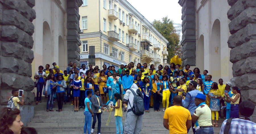 Праздник на Крещатике: сине-желтые африканцы, баскетболисты и попрошайки 