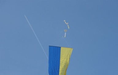В Донбассе запускали флаги и ели барбекю