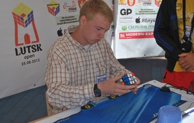 В Луцке массово собирали кубик-рубик