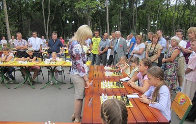 Чемпионка мира сыграла в шахматы с детьми