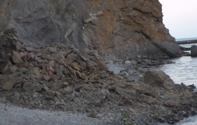 В Крыму скала рухнула на туристов: один погиб