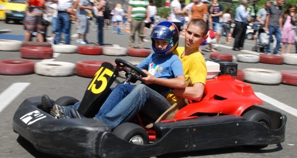 Мальчишек и девчонок катали на картингах по Майдану 
