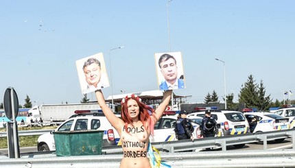 Голая девушка Femen собрала толпу на трассе