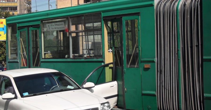 В Киеве троллейбус и легковушка устроили ДТП