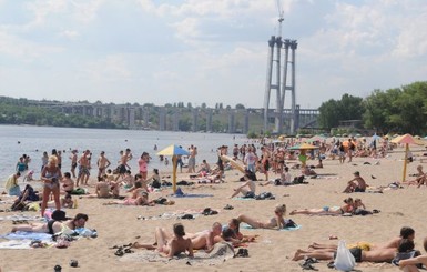 Итоги пляжного сезона: Новые спортивные площадки, питьевые фонтанчики и грязный песок