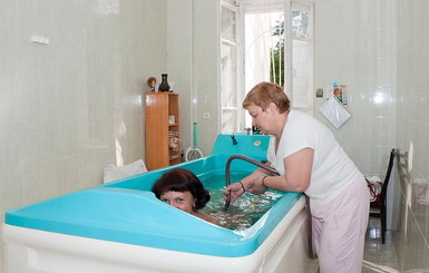 В Крыму туристам лечат десна грязью и купают в газовой ванне