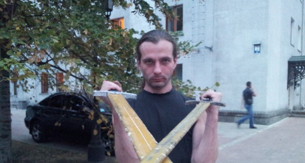 В Донецке милиционеры отобрали и испортили игрушечные мечи ролевиков