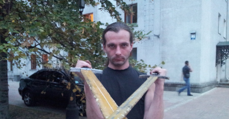 В Донецке милиционеры отобрали и испортили игрушечные мечи ролевиков