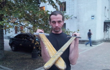 В Донецке милиционеры отобрали и испортили игрушечные мечи ролевиков