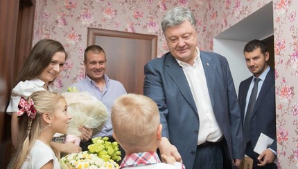 Пётр Порошенко поздравил танкиста и подарил квартиру 