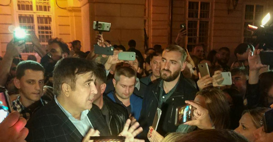 Саакашвили гуляет по Львову