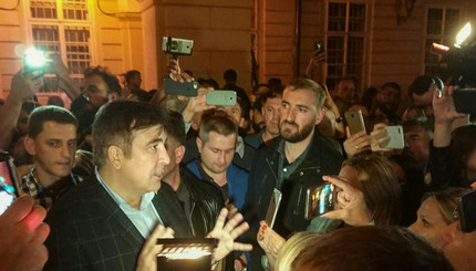 Саакашвили гуляет по Львову