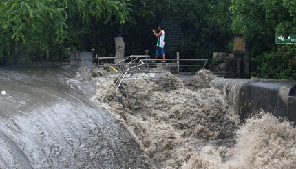 Два человека погибли, пятеро пропали: на Филиппины обрушились тропические дожди