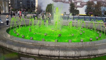 Вандалы создают изумрудные фонтаны в Киеве 