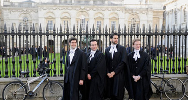В Кембридже разрешат всем студентам носить юбки