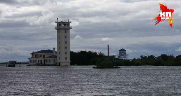 В России наводнение затопило границу: ее определяют по высокой часовне