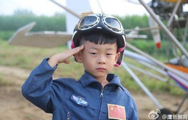 Китайский мальчик стал самым юным пилотом в мире