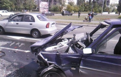 В Киеве на светофоре столкнулись сразу четыре авто