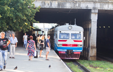 Городская электричка скоро остановится