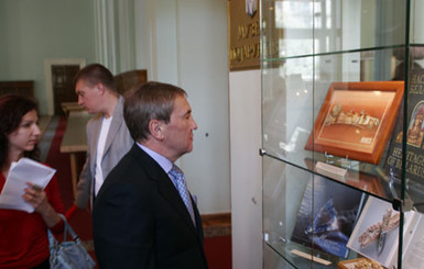 Из мэрии тайком вывозят подарки