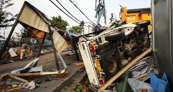 Торнадо в Японии повредил сотни домов и дорог 