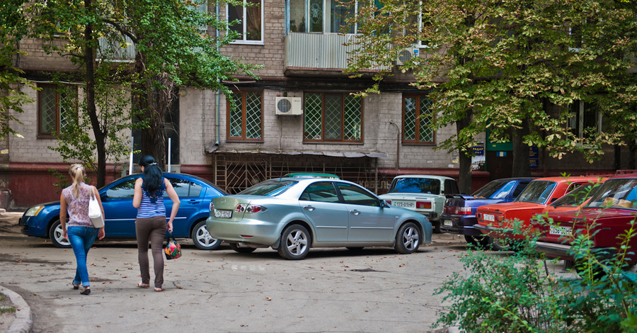 В Запорожье за парковочные места горожане сражаются тротуарными плитами, куриными яйцами и вареньем