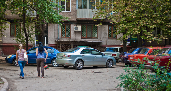 В боях за парковки в ход идут тротуарные плиты, яйца и варенье