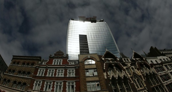 Кривой небоскреб в Лондоне плавит автомобили, стулья и поджаривает посетителей кафе