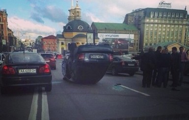 Авария в Киеве: автомобиль перевернулся вверх тормашками