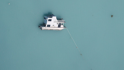 Затонувшая лодка после урагана