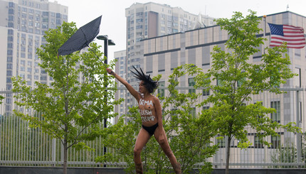 Активистка Femen оголилась возле
