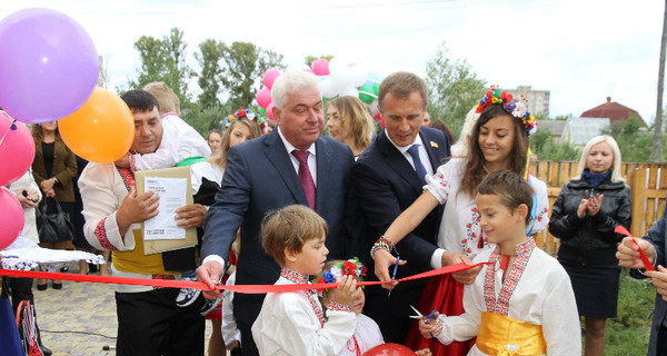 Анатолий Присяжнюк открыл 57-й детский дом семейного типа 