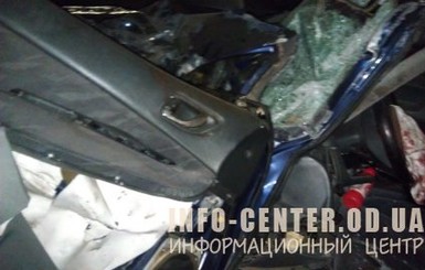 Под Одессой легковушка попыталась проскочить перед фурой: есть жертвы